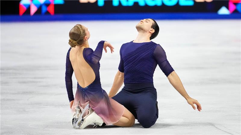 Minerva Hase (l) und Nikita Volodin zeigten Nervenstärke in der Kür.