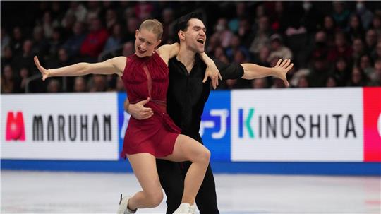 Minerva Hase (l) und Nikita Wolodin dürfen weiter vom WM-Titel träumen.