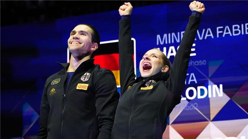 Minerva Hase (r) und Nikita Volodin jubelten ausgelassen über den WM-Titel.