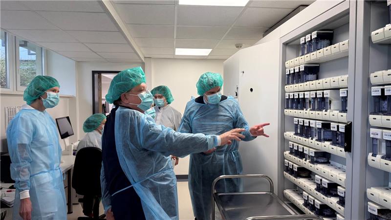 Minister Andreas Philippi beim Besuch der Goslarer Asklepios-Klinik.