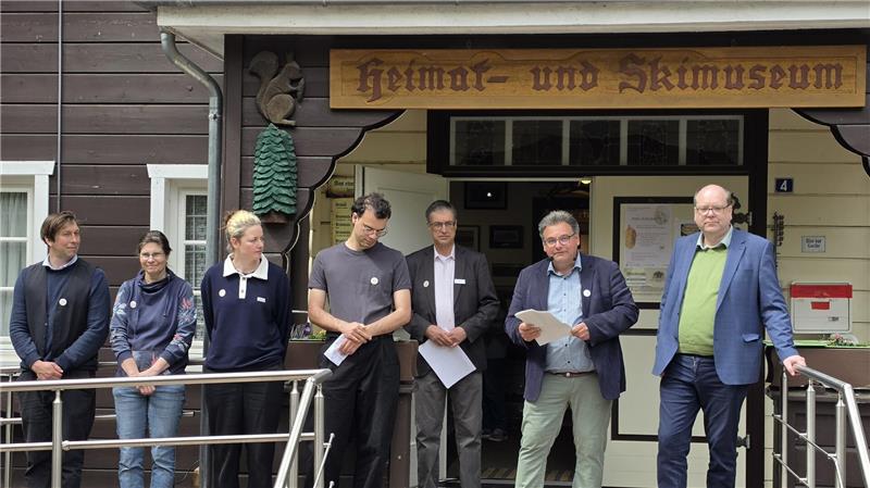 Warum der Umweltminister im Harz eine Kartoffel pflanzt Minister Christian Meyer (v.r.), Bürgermeister Wolfgang Langer, Museumsleiter Jörg Kühnhold und sein Team führen durch die Feierlichkeiten.