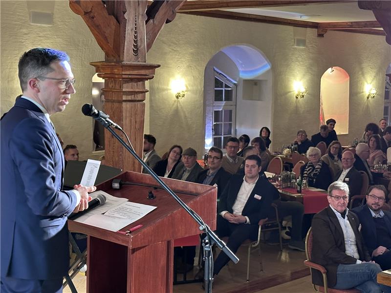 Die Genossen feiern mit Bad Harzburg Minister Falko Mohrs spricht zu den Gästen, unter ihnen unter anderem auch Braunschweigs Oberbürgermeister Dr. Thorsten Kornblum (Mitte).
