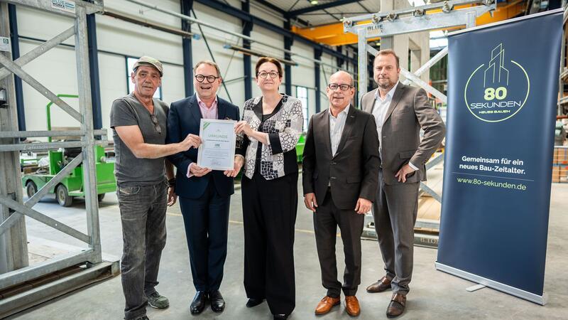 Geywitz besucht Fabrik für „klimapositiven Beton“ in Soltau Minister Klara Geywitz informiert sich in Soltau über die Vorteile der Fertigbau-Methode.