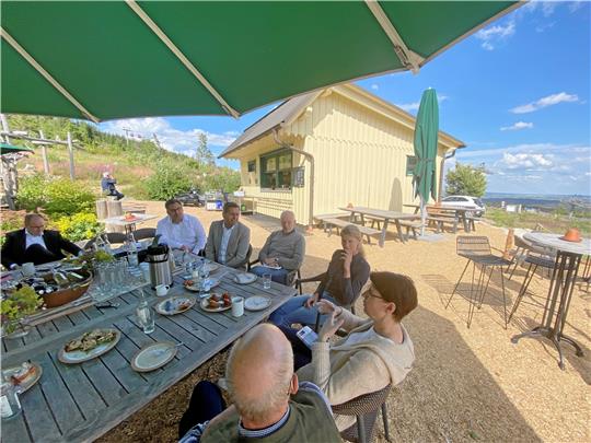 Minister Olaf Lies (3.v.l.) diskutiert bei tollem Ausblick über den Harz unter anderem mit Bürgermeister Wolfgang Langer (2.v.l.), Gastronomin Judith Stradner (2.v.r.) und HTV-Geschäftsführerin Carola Schmidt.  Foto: Nachtweyh