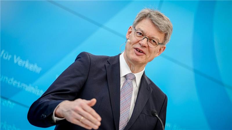 Minister Schnieder: Fast zwei Dutzend Maßnahmen für einen pünktlicheren Bahnverkehr.