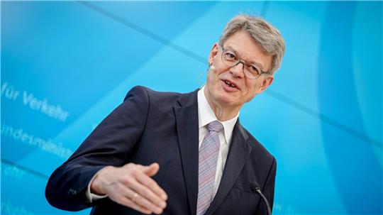 Minister Schnieder: Fast zwei Dutzend Maßnahmen für einen pünktlicheren Bahnverkehr.