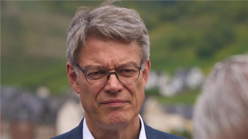 Minister Schnieder steht unter Druck, möglichst schnell jemanden für die Spitze der Deutschen Bahn zu finden.