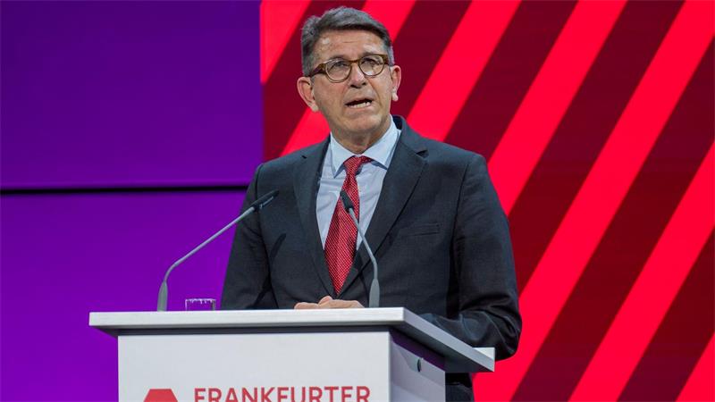 Leseschwäche und Big Tech: Buchmesse stellt Demokratiefragen Minister Weimer will die Macht der Tech-Konzerne begrenzen.