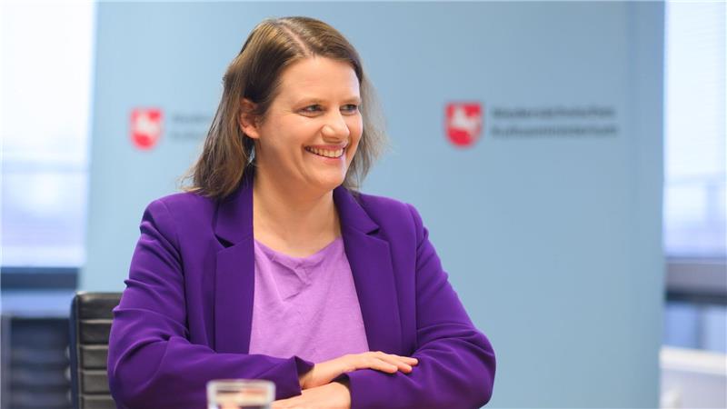 Schulen sollen über Tablets im Unterricht selbst entscheiden Ministerin Julia Willie Hamburg macht klar: Die neuen Schul-Tablets sind ein Angebot, kein Zwang. (Archivbild)