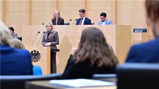 Ministerin Nina Warken will den Druck für Beitragserhöhungen vermindern.