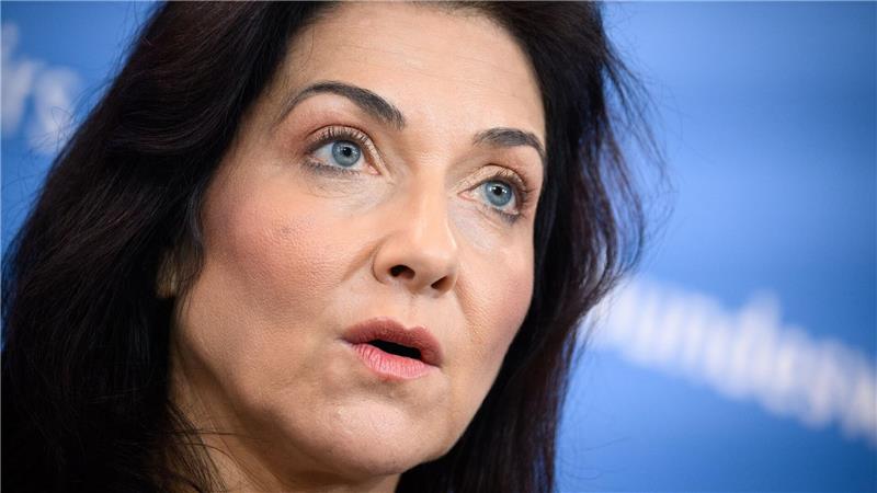 Einmal-täglich-Regel soll Preisanstieg an Tankstelle dämpfen Ministerin Reiche: Rakete- und Feder-Effekt.