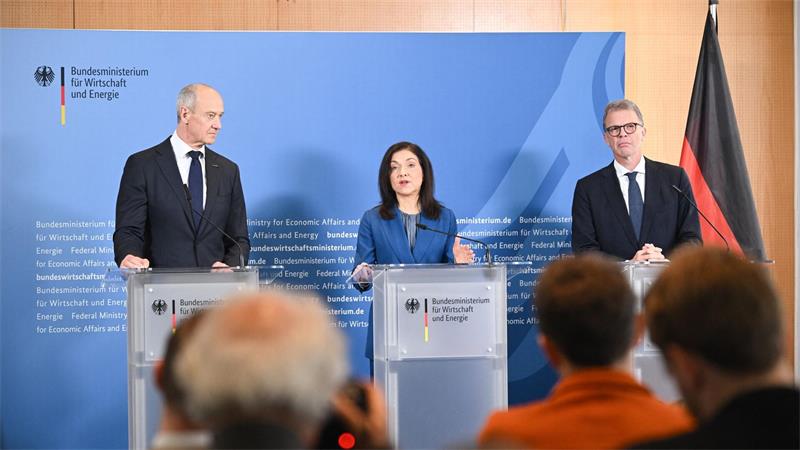 Roter Teppich: Wie Kanzler Merz um Investoren wirbt Ministerin Reiche warnt vor Vergesellschaftungen.