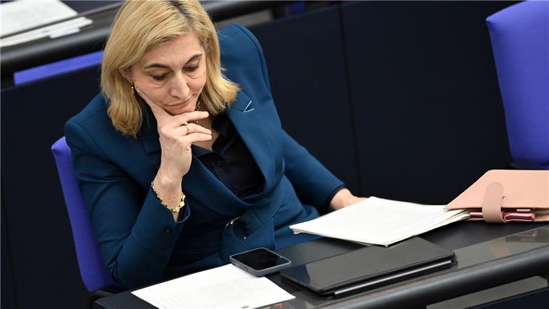 Ministerin Warken kündigte eine Anhebung des Fix-Honorars an. (Archivbild)