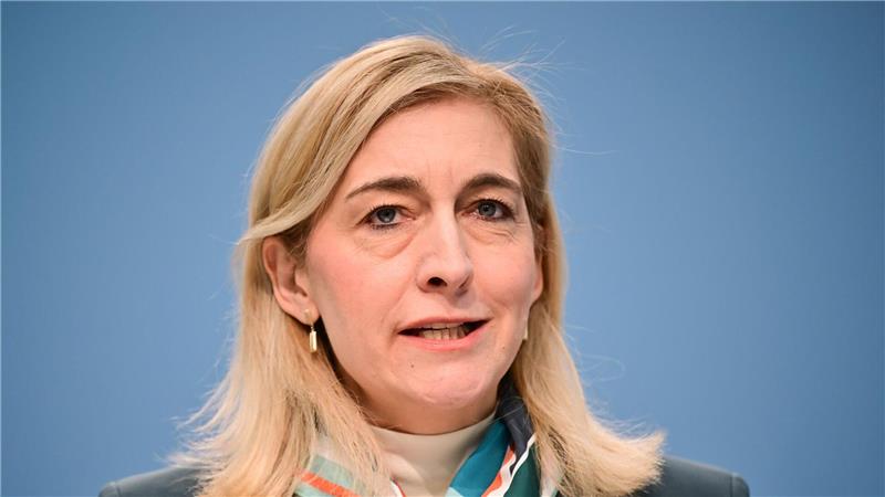 Ministerin Warken setzt auf Ausgabenbremsen und zusätzliche Einnahmen. (Archivbild)