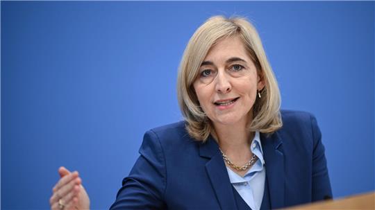 Ministerin Warken will bei Einsparungen „alle Bereiche mit ins Boot“ holen.