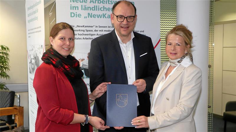 Seesens „NewKammer“ und Goslars Mach-mit-Haus kooperieren Ministerin Wiebke Osigus (l.) übergibt Seesens Bürgermeister Erik Homann und Goslars Oberbürgermeisterin Urte Schwerdtner den Förderbescheid.
