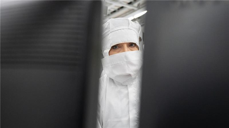 Bilder des Tages Ministerin auf Reisen: Katherina Reiche, Bundesministerin für Wirtschaft und Energie, besucht den Reinraum in der Chipfabrik von Infineon in Dresden.
