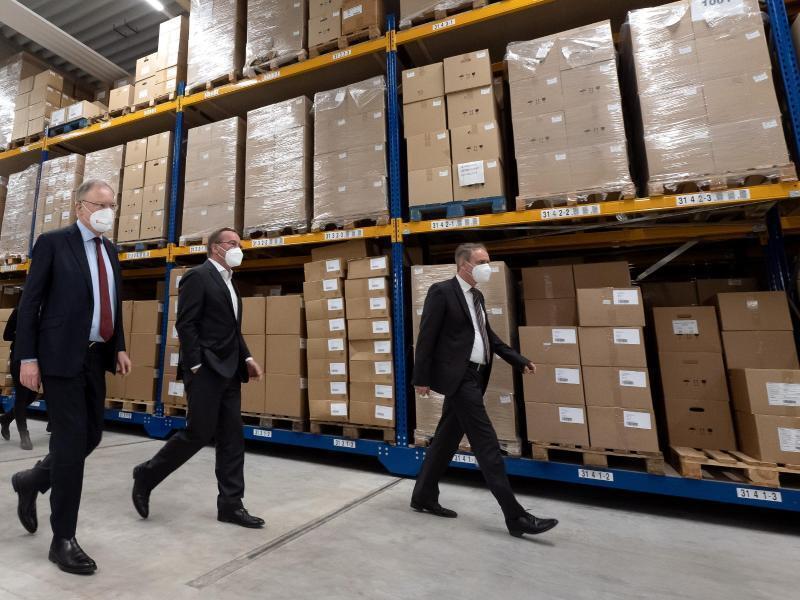 Ministerpräsiden Stephan Weil (SPD, l-r), Innenminister Boris Pistorius (SPD) und Geschäftsführer Frank Hintze. Foto: Swen Pförtner/dpa