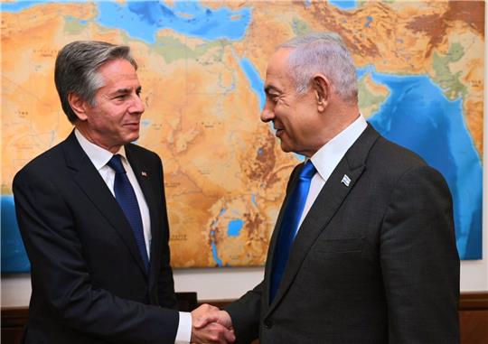 Ministerpräsident Benjamin Netanjahu empfängt US-Außenminister Antony Blinken (l) in Jerusalem.