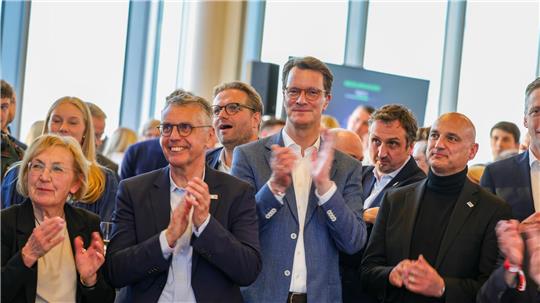 Ministerpräsident Hendrik Wüst (M) freut sich über 1,4 Millionen Teilnehmer am Olympia-Votum. 