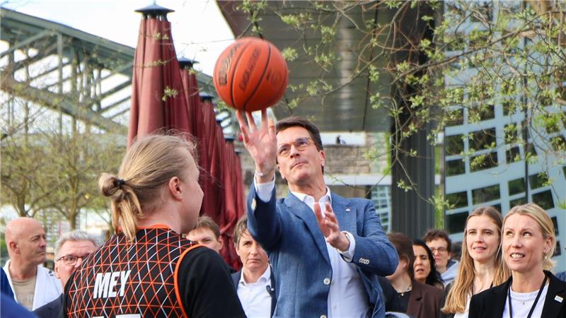 Ministerpräsident Hendrik Wüst legt sich für die NRW-Bewerbung mächtig ins Zeug.