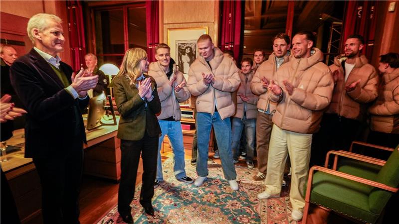 Ministerpräsident Jonas Gahr Støre gratuliert Norwegens Nationalteam zu WM-Qualifikation.