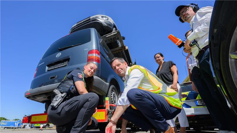 Landeskommando: Szenario eines Kriegs ist „real“ Ministerpräsident Lies misst bei einem Besuch der Polizei auf einem Autobahnrastplatz die Länge eines Autotransporters.