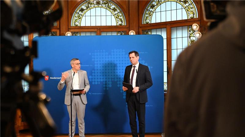 Ministerpräsident Lies (rechts) sieht seine Priorität in der Sicherung von Arbeitsplätzen.