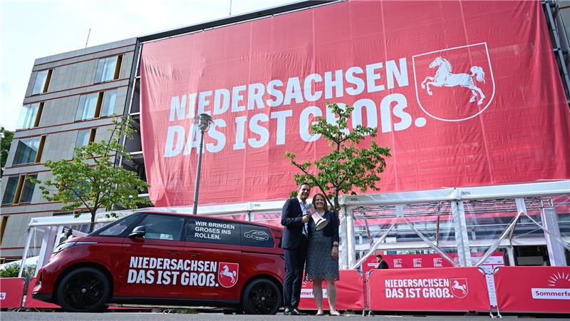 „Wind of Change“ und Schröder: Niedersachsen macht sich groß Ministerpräsident Lies und seine Stellvertreterin Hamburg präsentieren den neuen Slogan vor der niedersächsischen Landesvertretung in Berlin.