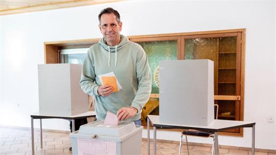 Ministerpräsident Olaf Lies (SPD) gab seine Stimme bei der Kommunalwahl in seiner Heimat in Friesland ab. 