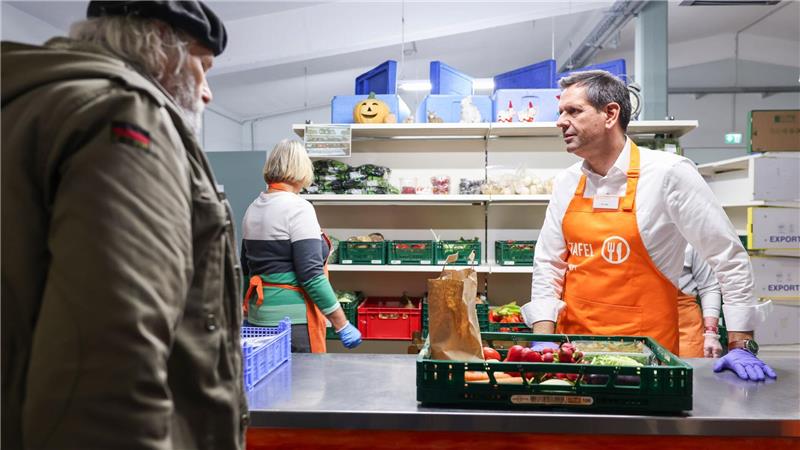 Tafel-Kurzpraktikum für Ministerpräsident Olaf Lies Ministerpräsident Olaf Lies ist Schirmherr der Tafeln in Niedersachsen und Bremen - in Holzminden schnupperte er Praxisluft.
