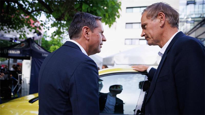 Lies: VW könnte China-Modelle in Deutschland bauen Ministerpräsident Olaf Lies (l.) spricht mit VW-Chef Oliver Blume. Niedersachsen ist zweitgrößter Anteilseigner des Konzerns, Lies sitzt für das Land im Aufsichtsrat. (Archivbild)