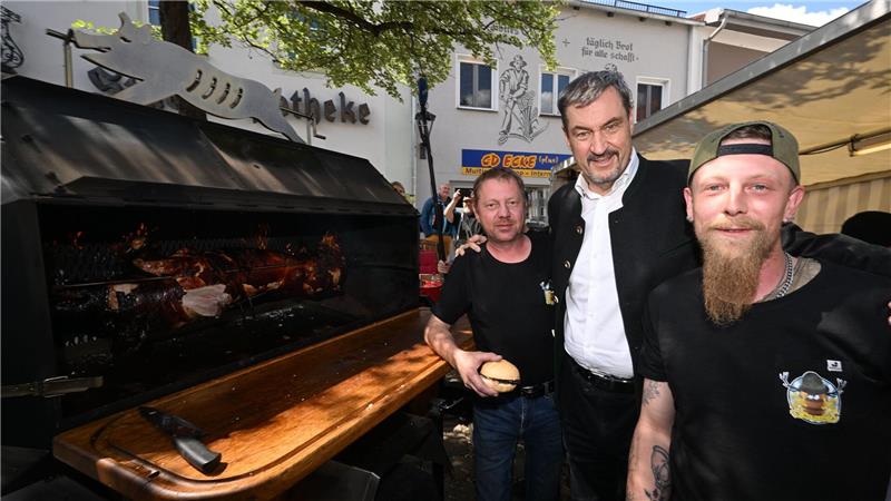 Ministerpräsident Söder am Schweinegrill. 