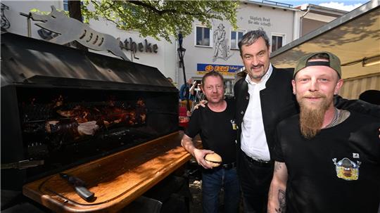 Ministerpräsident Söder am Schweinegrill. 