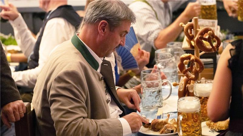 Ministerpräsident Söder beim Essen.