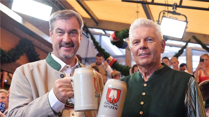 Ministerpräsident Söder (l.) und Münchens OB Reiter (r.) stoßen an.
