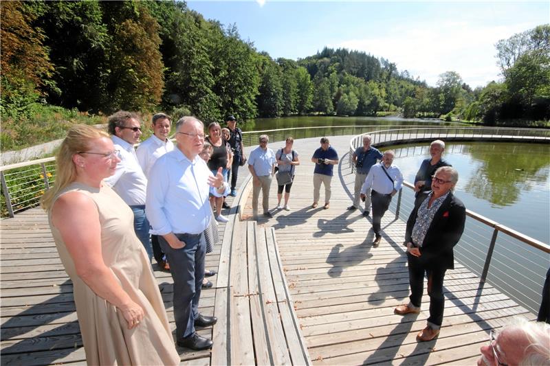 Schirmherr besucht Blumenareal in Bad Gandersheim Ministerpräsident Stephan Weil (4.v.li.) lässt sich auf dem Rundsteg von Geschäftsführerin Ursula Stecker (li.) über den Stand der Vorbereitungen informieren. Fotos: Gereke