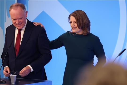 Ministerpräsident Stephan Weil (SPD, l) und Julia Willie Hamburg, Spitzenkandidatin der Grünen.