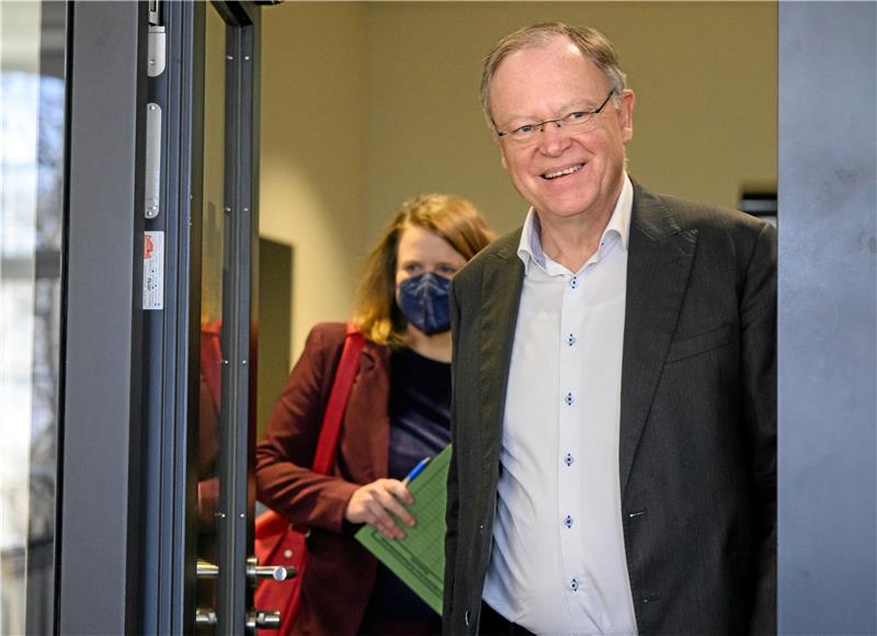 Ministerpräsident Stephan Weil (SPD) und Kultusministerin Julia Hamburg (Grüne) in dieser Woche im Landtag von Hannover auf dem Weg zu einer Pressekonferenz zur 100-Tage-Bilanz der Landesregierung. Vor allem die Situation an den Schulen wird immer wieder zum Gegenstand von Kritik. Foto: Julian Stratenschulte/dpa