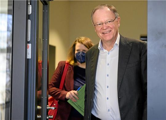 Ministerpräsident Stephan Weil (SPD) und Kultusministerin Julia Hamburg (Grüne) in dieser Woche im Landtag von Hannover auf dem Weg zu einer Pressekonferenz zur 100-Tage-Bilanz der Landesregierung. Vor allem die Situation an den Schulen wird immer wieder zum Gegenstand von Kritik. Foto: Julian Stratenschulte/dpa
