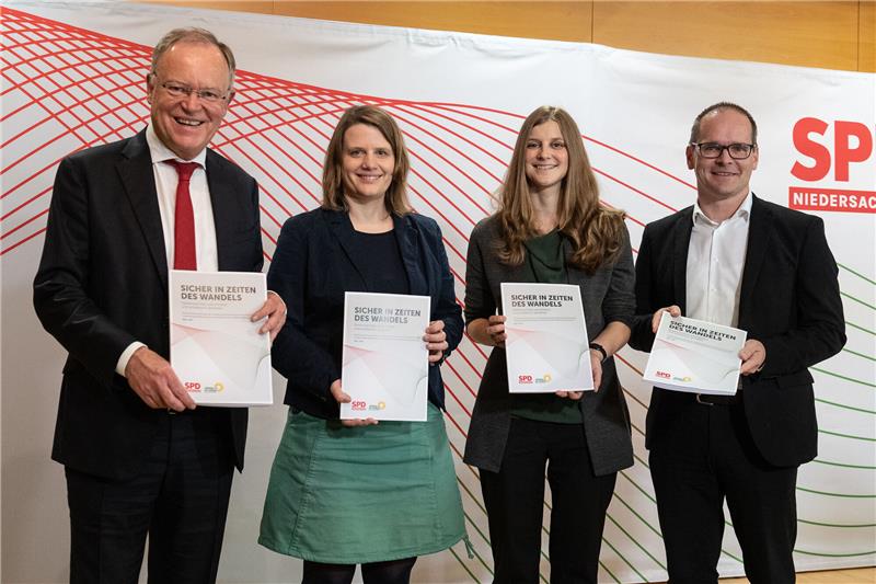 Rot-Grün in Niedersachsen: Ministerposten stehen fest Ministerpräsident Stephan Weil (SPD; v.l.), Grünen-Chefin Julia Willie Hamburg, Anne Kura (Grüne) und Grant Hendrik Tonne (SPD) mit dem Koalitionsvertrag. Foto: Pförtner/dpa