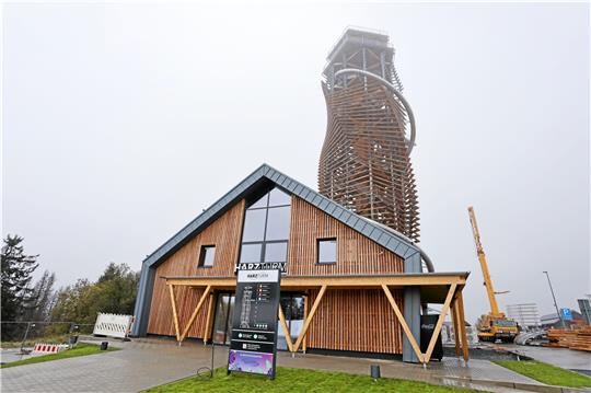 Ministerpräsident Stephan Weil ist bei der Eröffnungsfeier des Harzturms und des Wienerwalds dabei. Fotos: Neuendorf