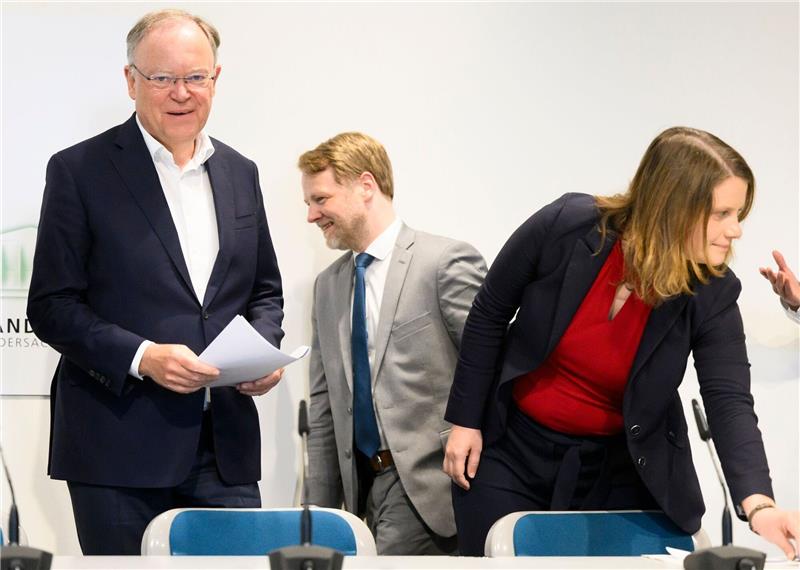 Ministerpräsident Stephan Weil (l, SPD), Finanzminister Gerald Heere (Grüne) und Kultusministerin und Julia Willie Hamburg (Grüne).