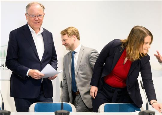 Ministerpräsident Stephan Weil (l, SPD), Finanzminister Gerald Heere (Grüne) und Kultusministerin und Julia Willie Hamburg (Grüne).