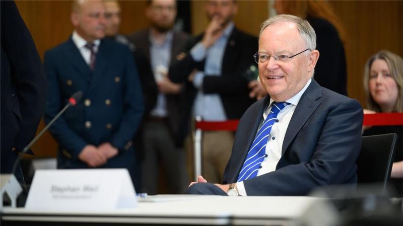 Ministerpräsident Weil hatte eingeräumt, die Art und Weise der Gehaltsanhebung hätte besser laufen können. (Archivbild)