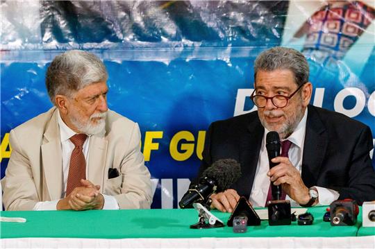 Ministerpräsident (r) Ralph Gonsalves spricht in Begleitung des brasilianischen Chefberaters über den Territorialstreit auf St. Vincent.