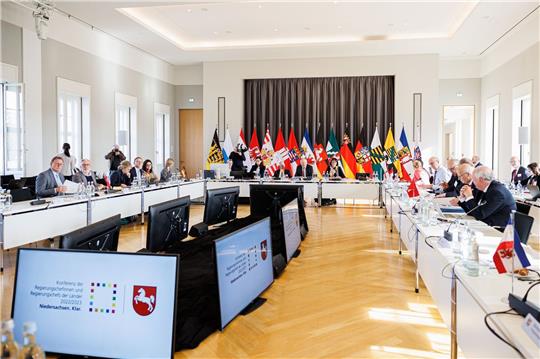 Ministerpräsidenten und Regierungschefs mehrerer Bundesländer sitzen zu Beginn der Sitzung im Schloss Herrenhausen.