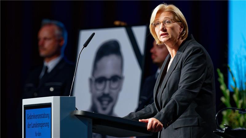 „Für immer im Gedächtnis“ - Trauer um getöteten Polizisten Ministerpräsidentin Anke Rehlinger. Zur Gedenkfeier waren laut Innenministerium rund 1.500 Menschen gekommen.