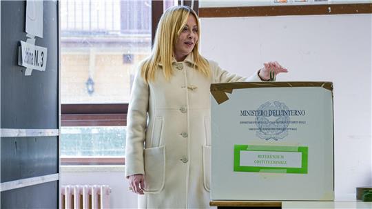 Ministerpräsidentin Giorgia Meloni bei der Stimmabgabe.
