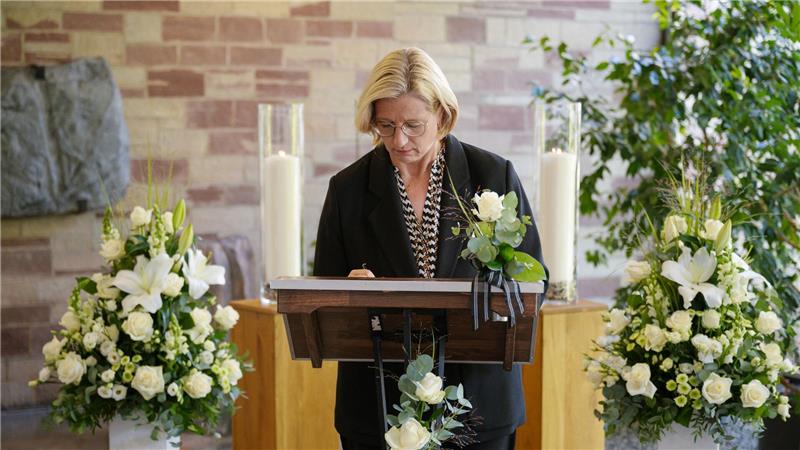 Sechs Schüsse trafen getöteten Polizisten im Saarland Ministerpräsidentin Rehlinger trägt sich in ein Kondolenzbuch in der Staatskanzlei ein.